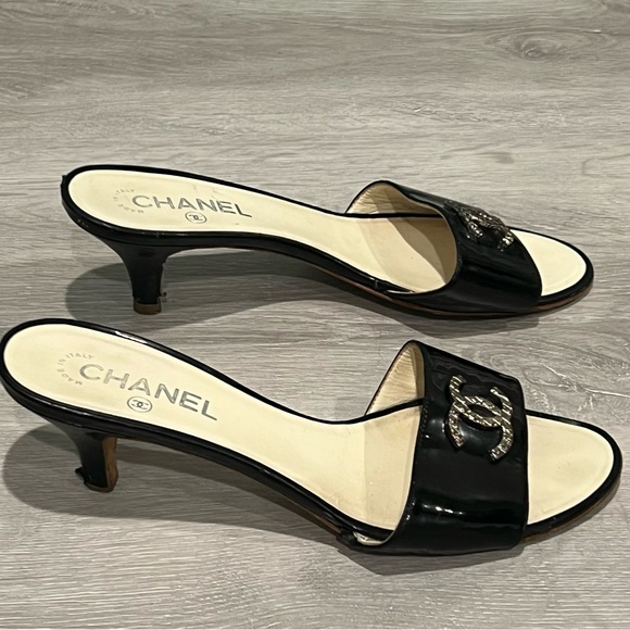 CHANEL Black Patent Leather CC Logo Kitten Heel Mules Size 39 - Picture 3 of 14